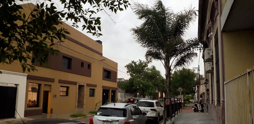 Oscureció en La Paz, llueve y la zona sigue en alerta por tormentas fuertes.