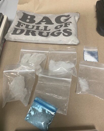 Policía encuentra drogas en una bolsa con la etiqueta “Bolsa llena de drogas”