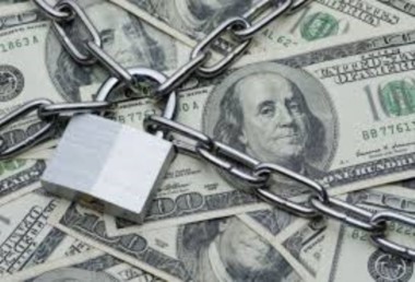 Se restringe aún más la venta de dólares