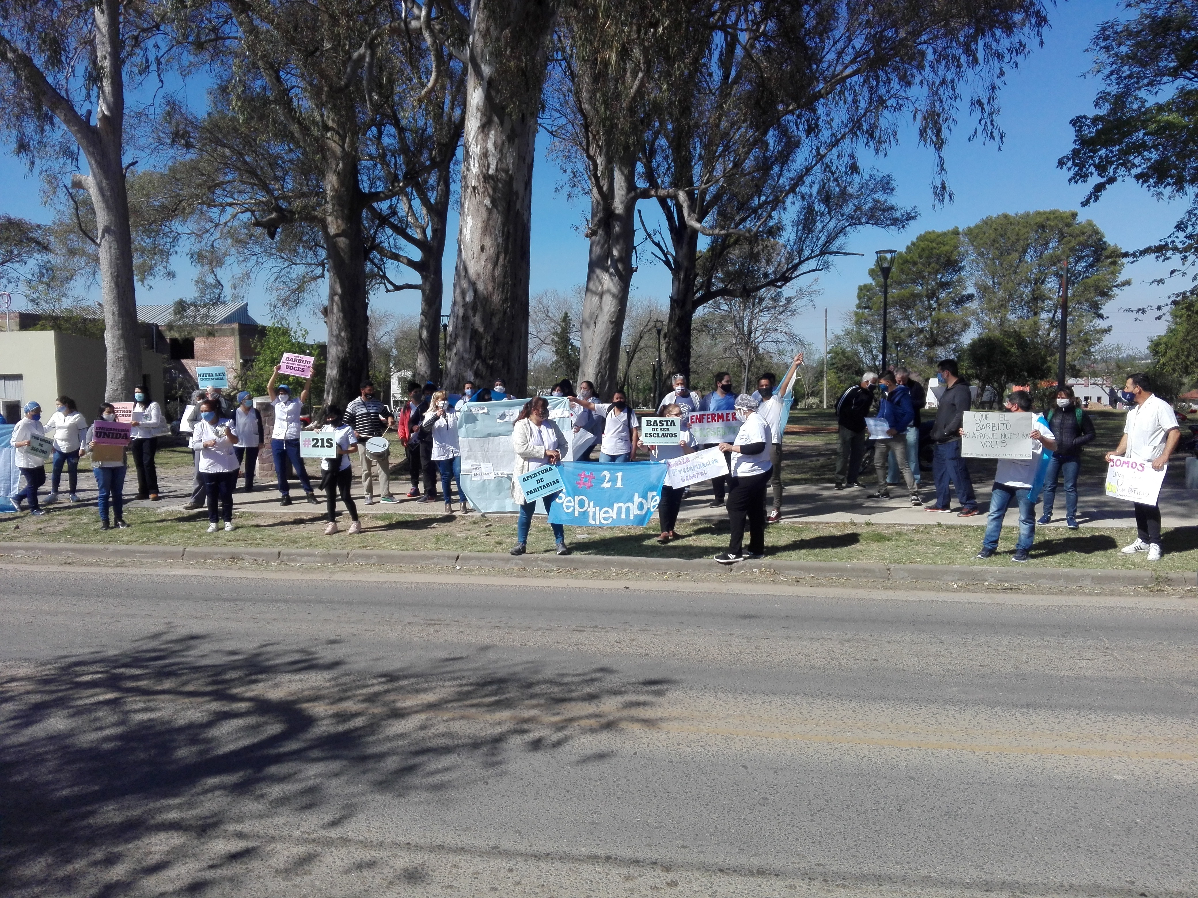 LOS ENFERMEROS DE LA PAZ SE MANIFESTARON FRENTE AL HOSPITAL