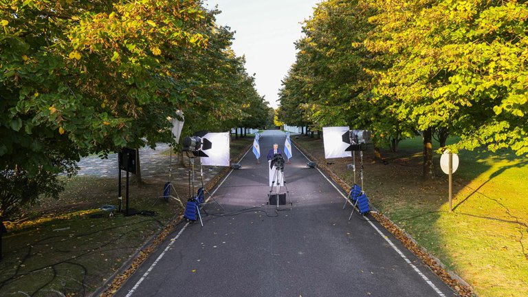 AL AIRE LIBRE Y CON ESTRICTO PROTOCOLO SE GRABO EL MENSAJE DE ALBERTO FERNANDEZ 