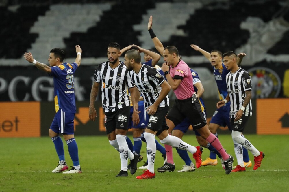 Escándalo en el partido entre Boca Jr y At. Mineiro