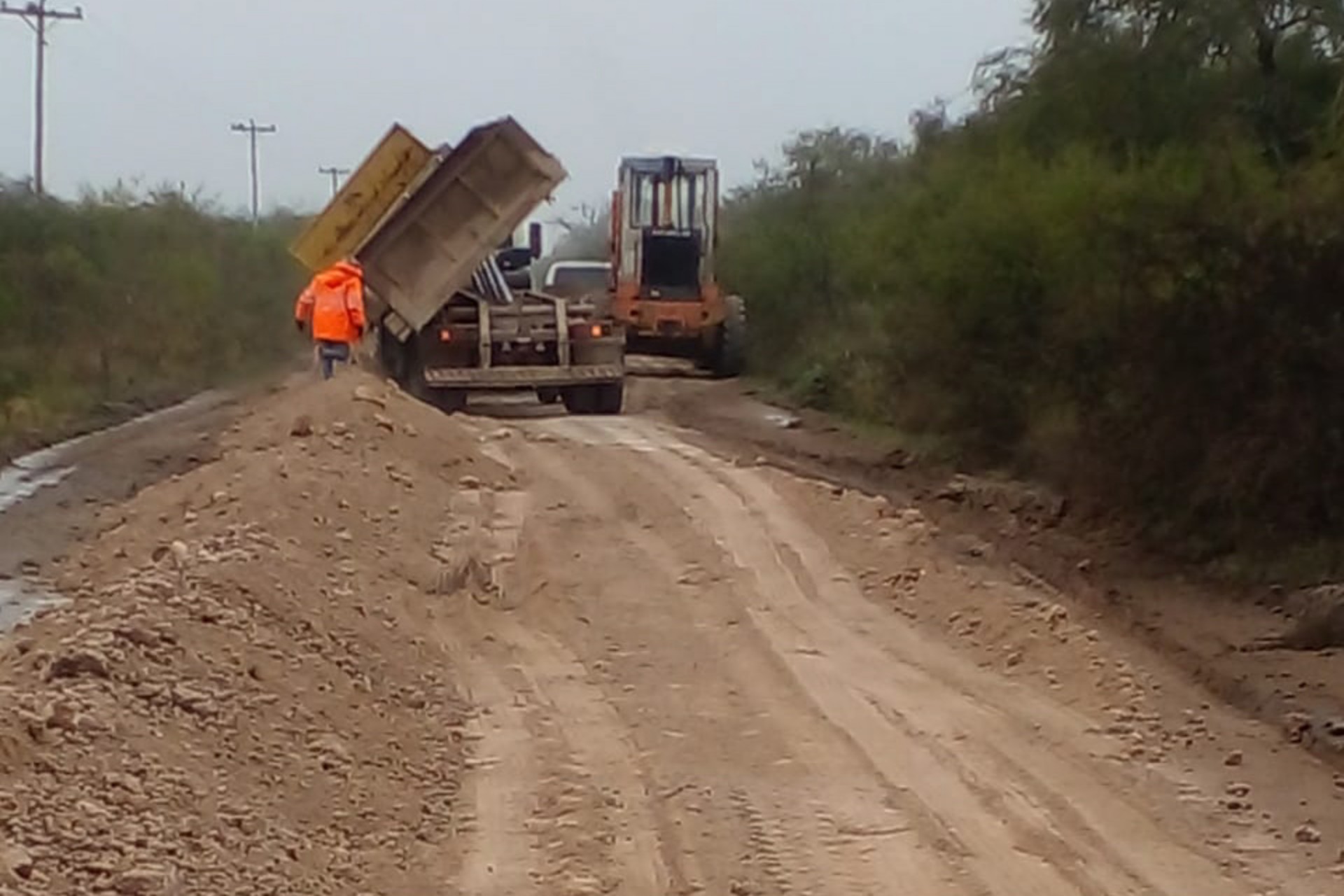 Ejecutan obras de conservación en el acceso a Ombú